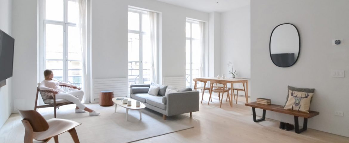 Magníficos interiores minimalistas que disfrutan de la pureza del blanco y la madera