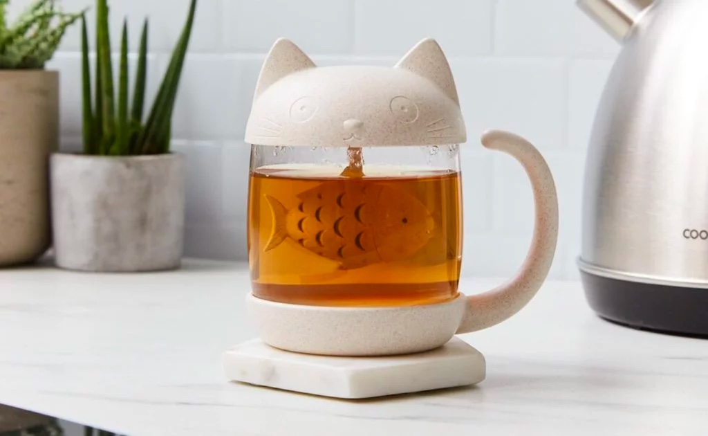 Una linda taza infusor de té en forma de gato