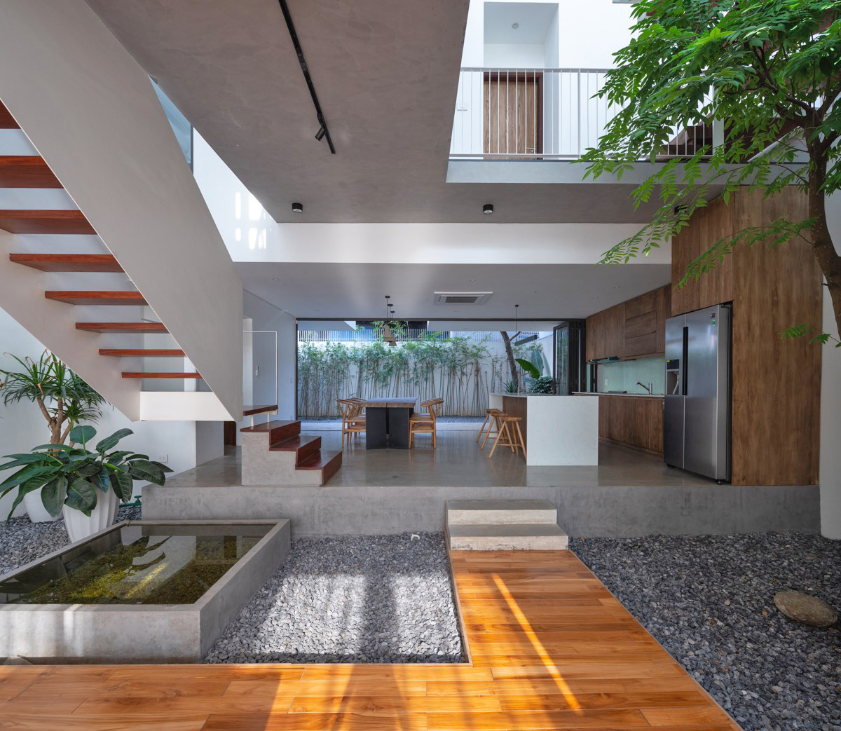 Diseño de casa de planta abierta con espacios de vida familiar conectados en todos los pisos