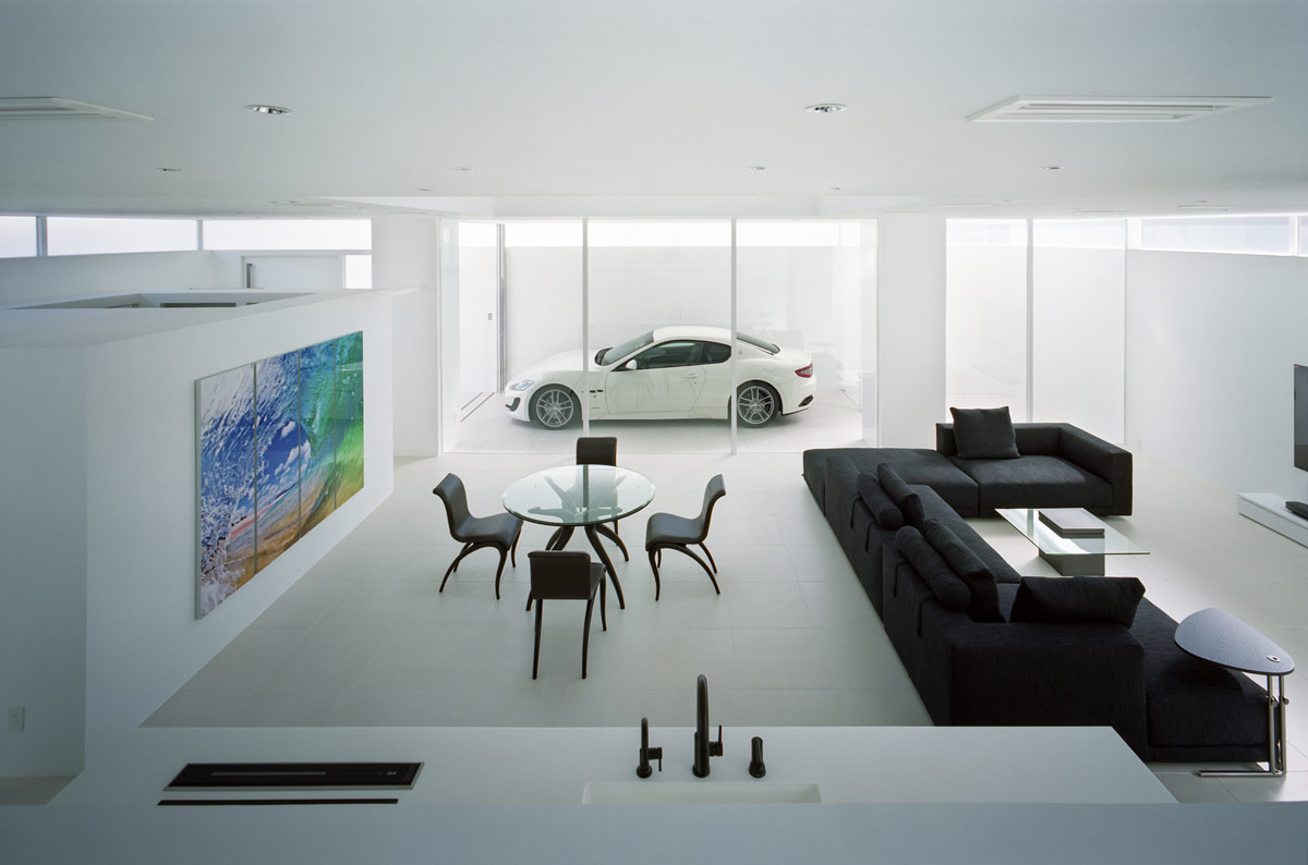 Una casa minimalista moderna que exhibe un Maserati