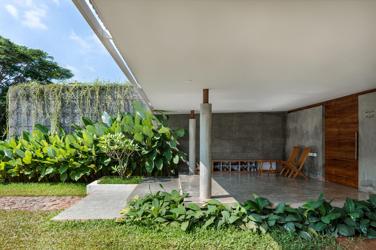 Una exuberante casa tropical moderna en Kerala con vegetación interior
