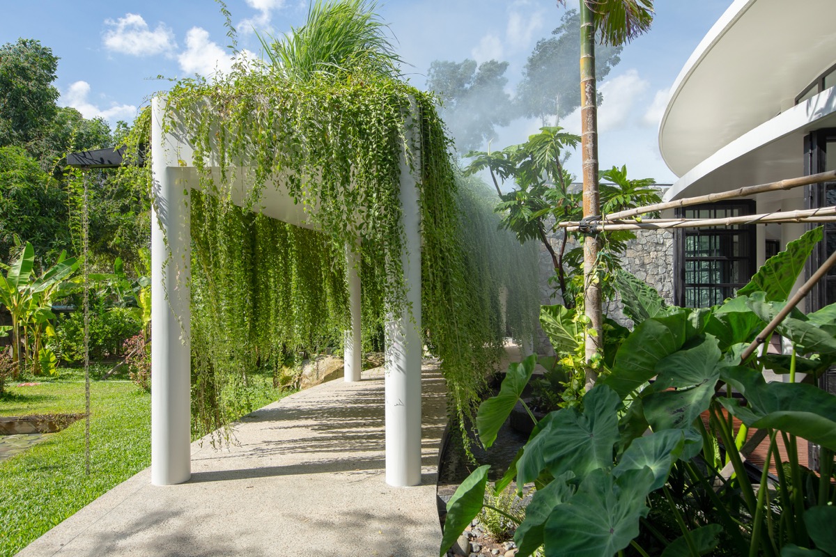 Exuberante casa tropical rodeada de naturaleza