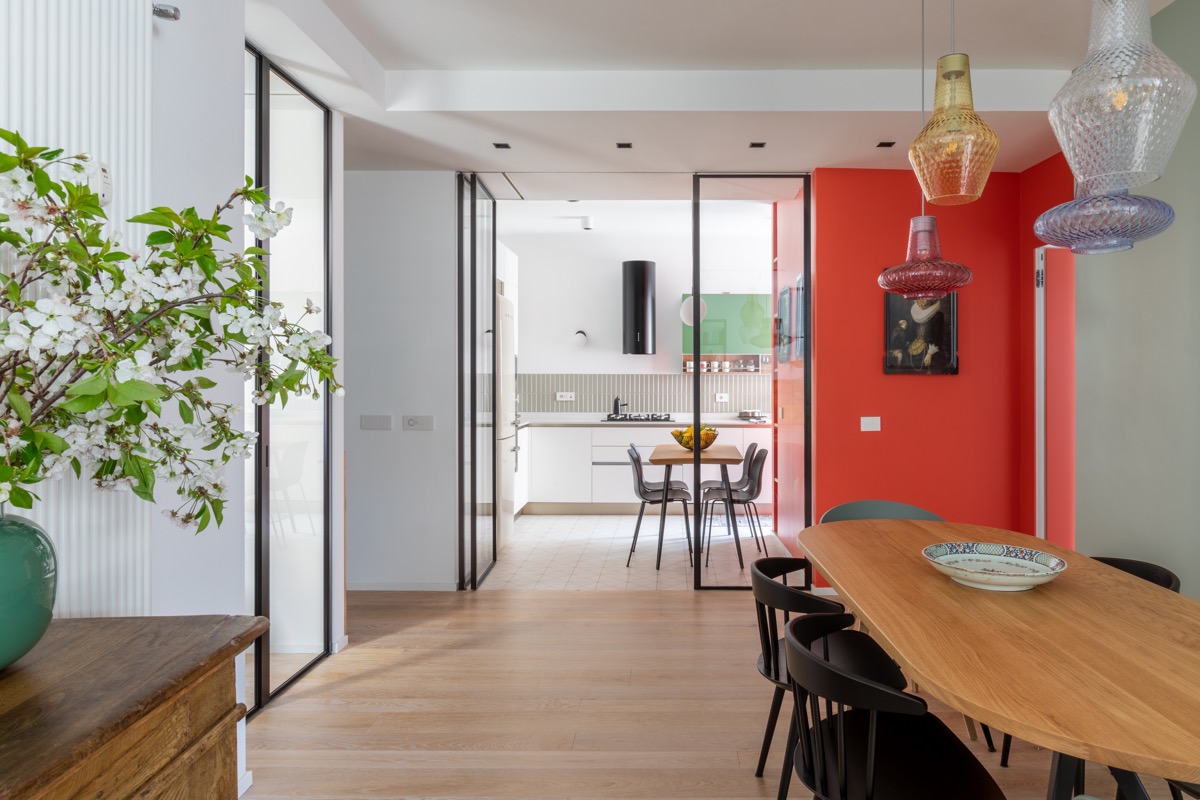 Interior de casa animado para familias con colores llamativos