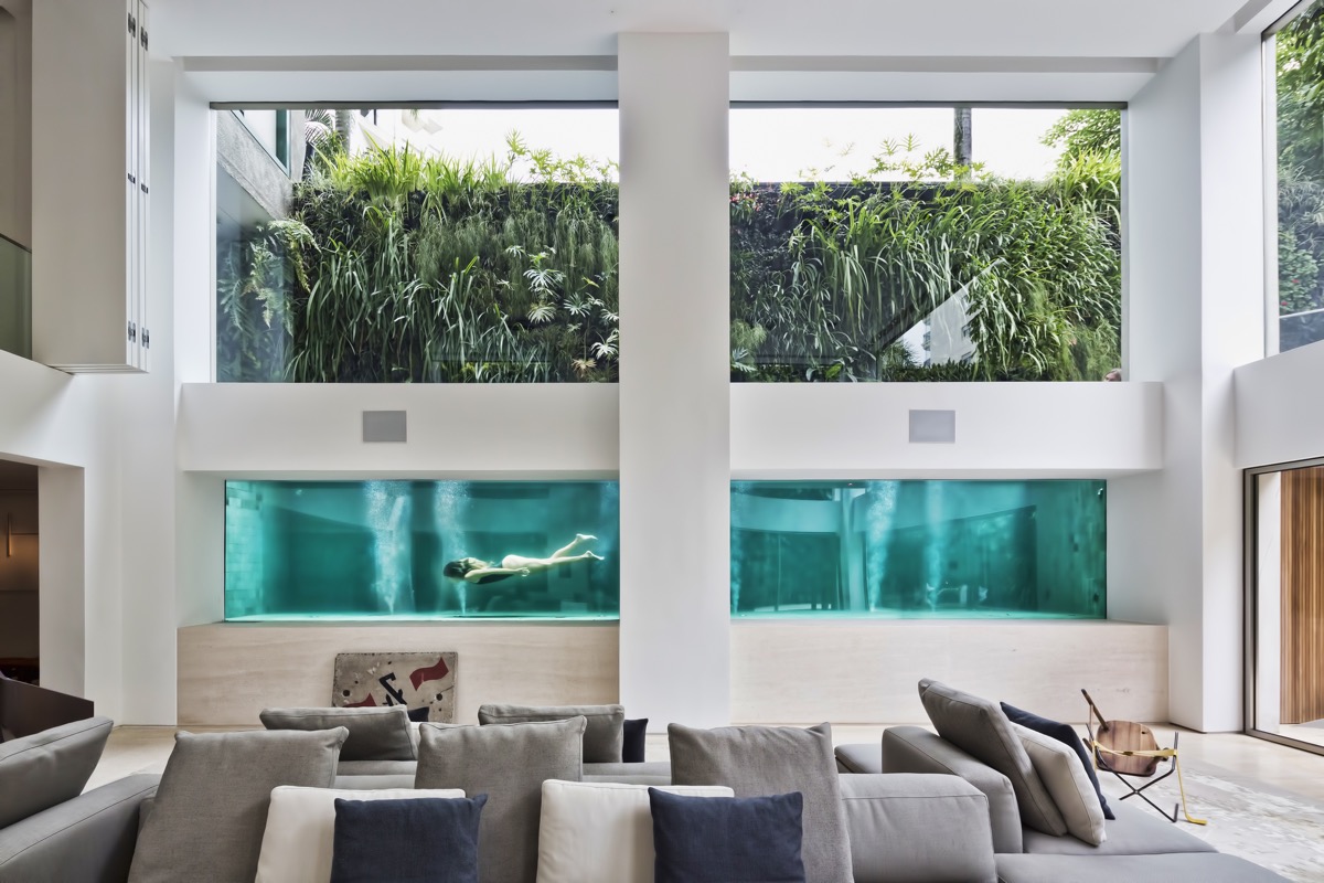 La casa de un coleccionista de arte brasileño con una lujosa piscina de vidrio