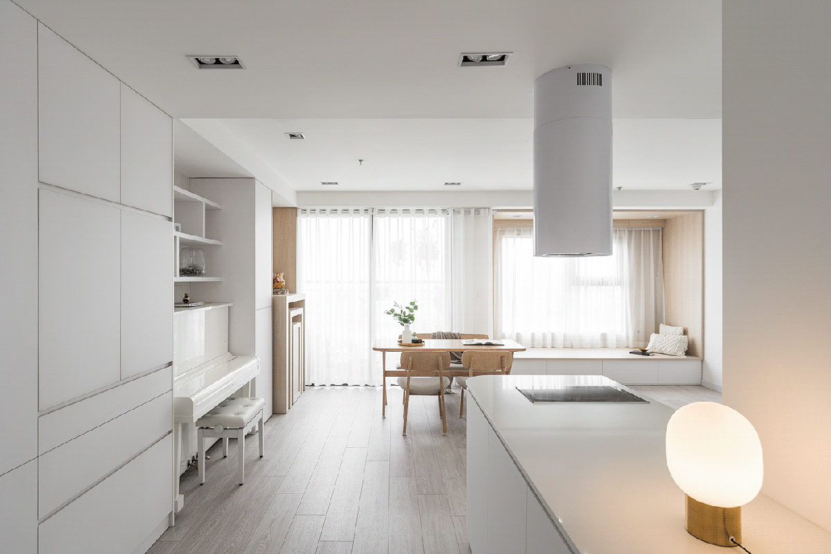 Ampliación de interiores modernos con decoración minimalista en blanco