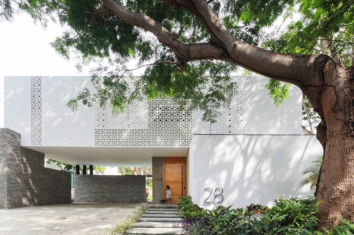 Casa familiar de lujo en México con un patio de árboles de papel