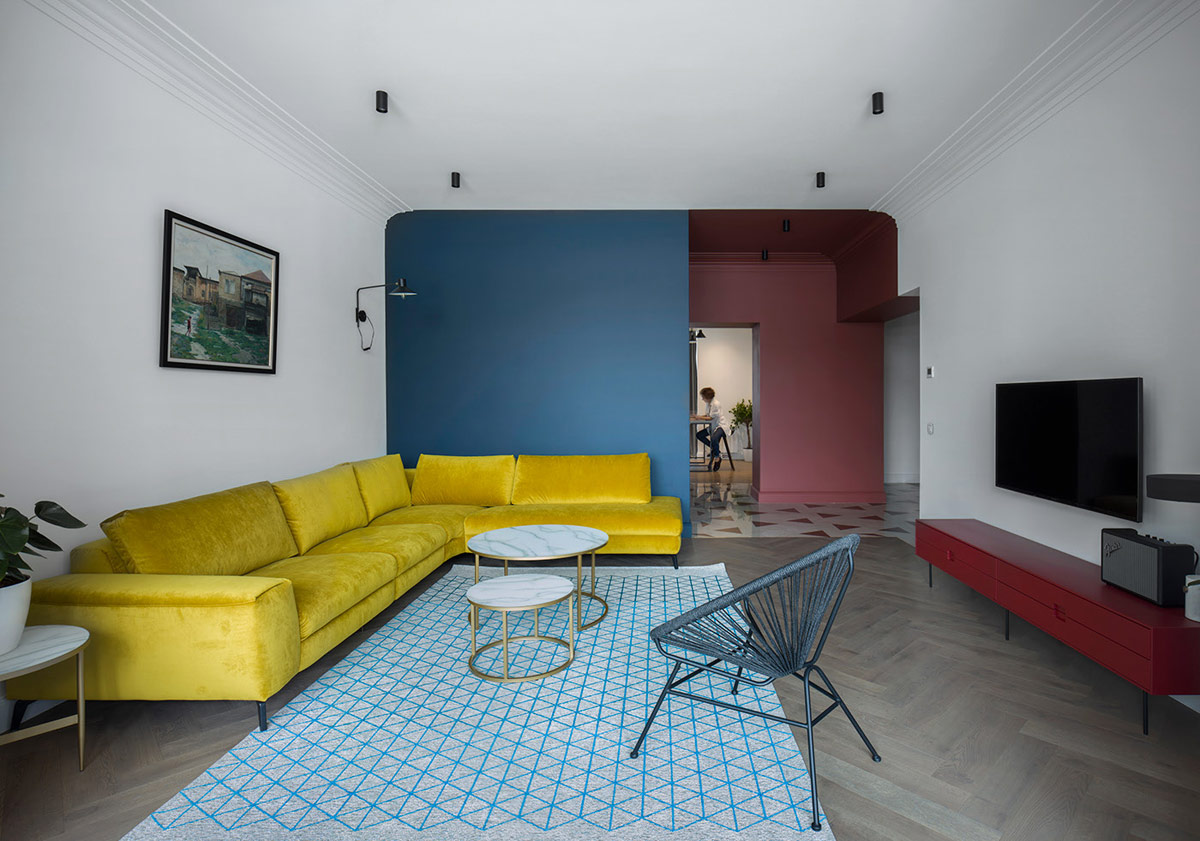 Interiores en rojo, amarillo y azul que ofrecen un colorido contraste